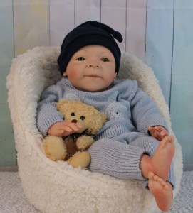 Estelle-Wosnjuk-boy-20inch-1-4-limb-001