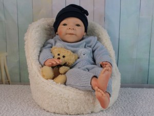 Estelle-Wosnjuk-boy-20inch-1-4-limb-002