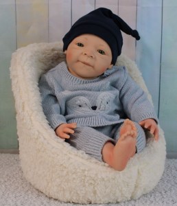 Estelle-Wosnjuk-boy-20inch-1-4-limb-003