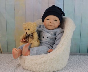 Estelle-Wosnjuk-boy-20inch-1-4-limb-005